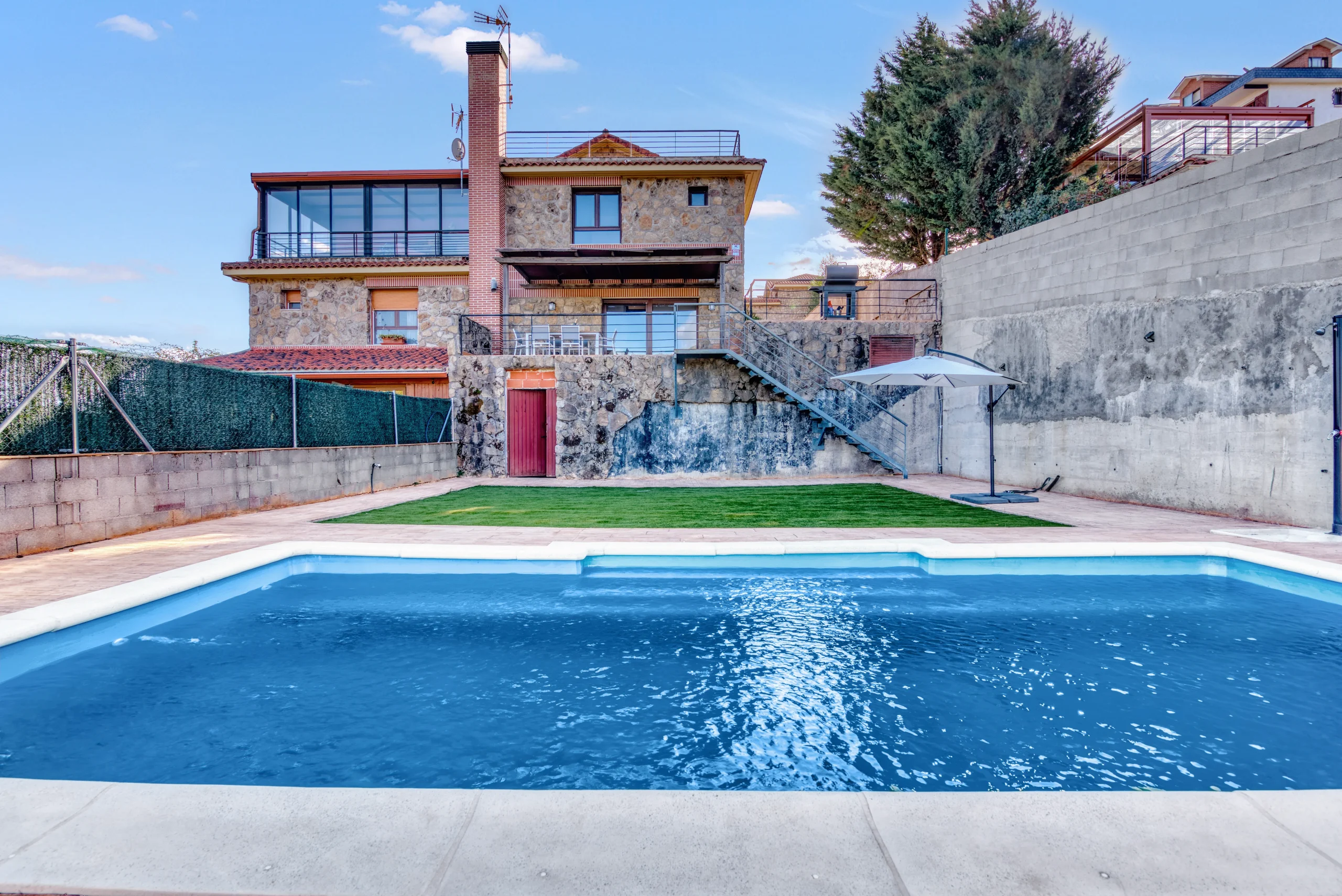 Casa rural en Miraflores de la Sierra, Madrid — escapada con encanto serrano y piscina privada